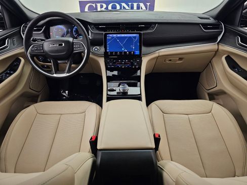 New 2025 Jeep Grand Cherokee Limited w/ Luxury Tech Group II image 16