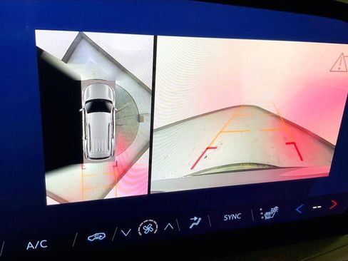 Used 2024 Chevrolet Traverse LT image 21