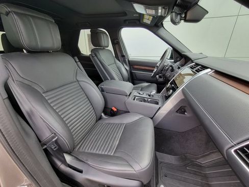 Used 2025 Land Rover Discovery Dynamic SE AWD/4WD image 17