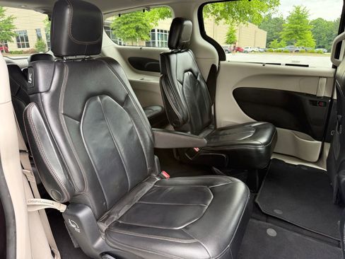 Used 2017 Chrysler Pacifica Touring-L FWD image 41