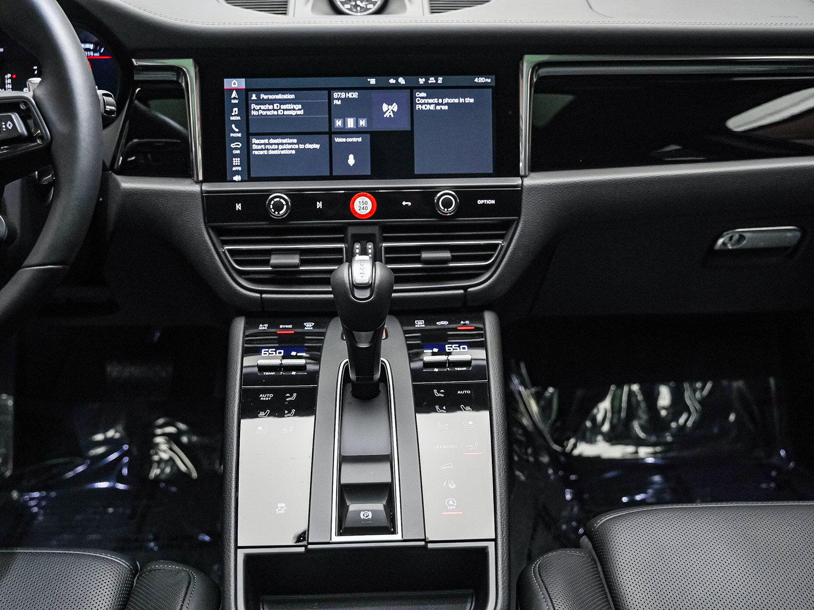 Certified 2026 Porsche Macan AWD/4WD image 17
