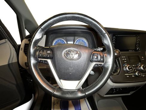Used 2019 Toyota Sienna XLE Premium image 13
