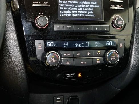 Used 2015 Nissan Rogue SV image 16