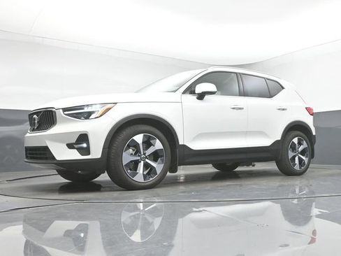 Used 2023 Volvo XC40 B4 Plus w/ Protection Package Premier image 38