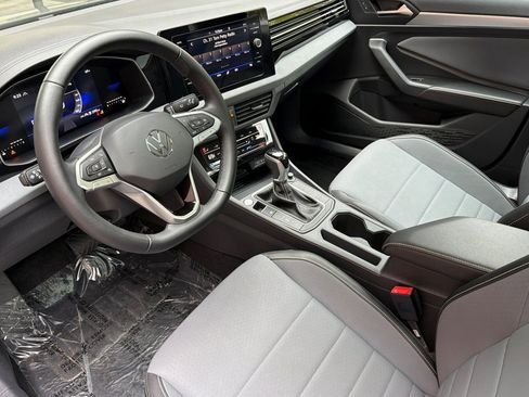 Used 2025 Volkswagen Jetta SE FWD image 10