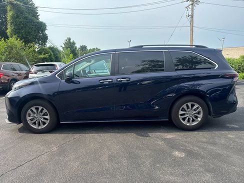 Used 2026 Toyota Sienna XLE FWD image 3