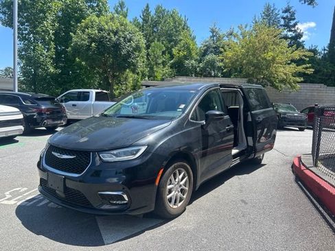Used 2023 Chrysler Pacifica Touring-L FWD image 3