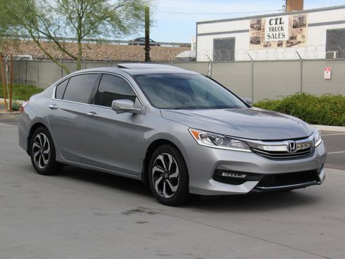 Used 2017 Honda Accord EX image 3