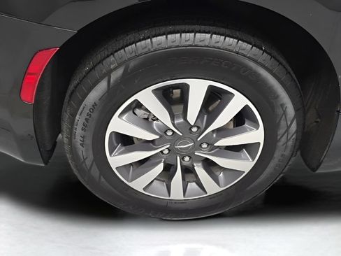 Used 2023 Chrysler Pacifica Touring-L FWD image 40