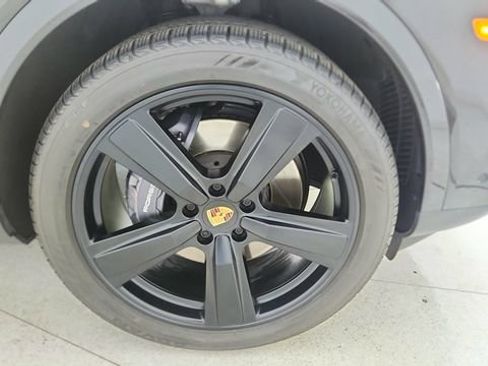 Used 2025 Porsche Cayenne w/ Premium Package image 58