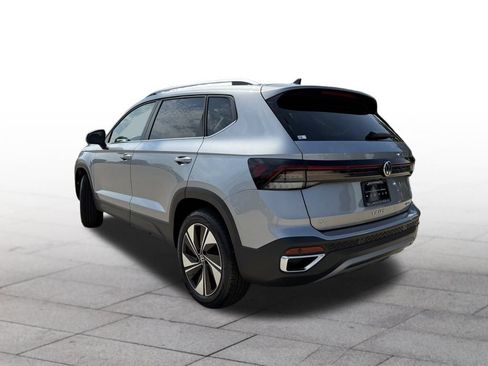 Used 2025 Volkswagen Taos SE w/ Panoramic Sunroof Package image 4