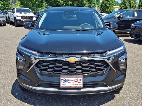 Used 2025 Chevrolet Trax LT FWD image 8