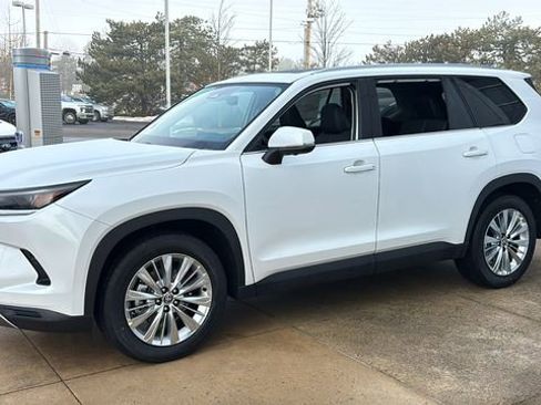 New 2026 Toyota Grand Highlander Platinum image 4