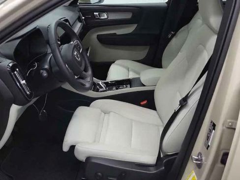 Used 2025 Volvo XC40 B5 Ultra AWD/4WD image 4