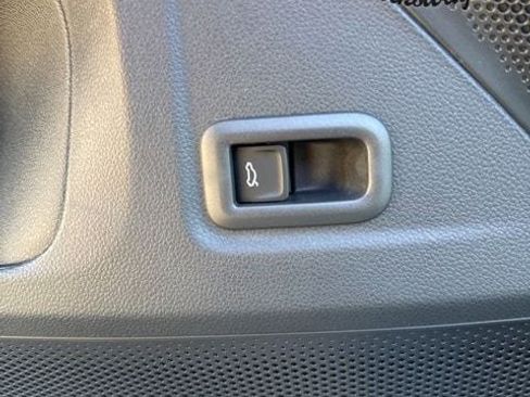 New 2025 Volkswagen Tiguan SE image 19