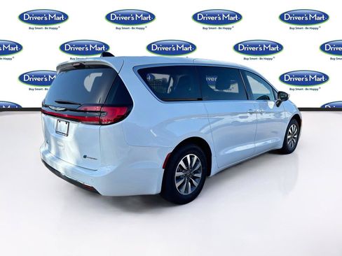Used 2023 Chrysler Pacifica Touring-L FWD image 7