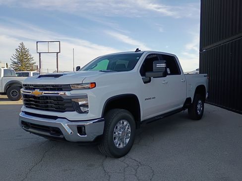 Used 2024 Chevrolet Silverado 3500 LT w/ Convenience Package image 11