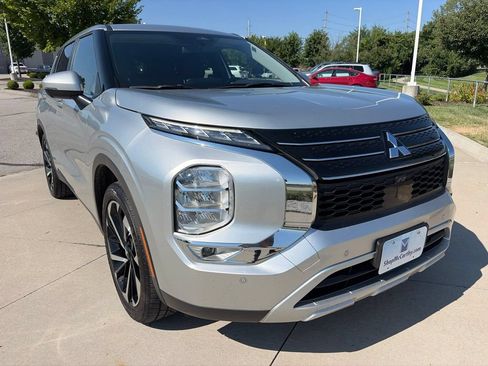 Used 2024 Mitsubishi Outlander SE FWD image 2