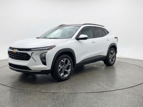 Used 2025 Chevrolet Trax LT w/ LT Convenience Package FWD image 3
