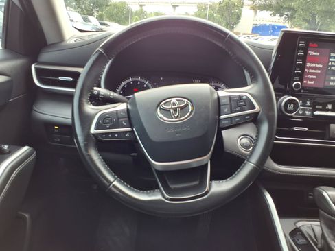 Used 2022 Toyota Highlander XLE FWD image 17