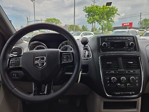 Used 2016 Dodge Grand Caravan SE FWD image 32