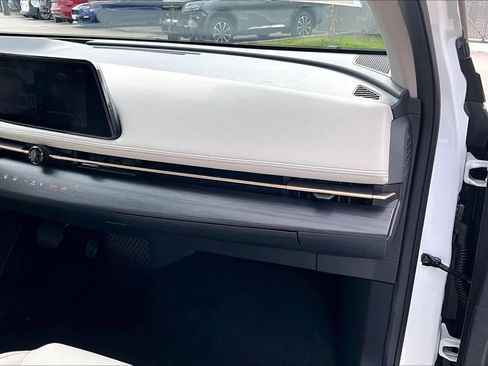 Used 2024 Nissan Ariya AWD image 18