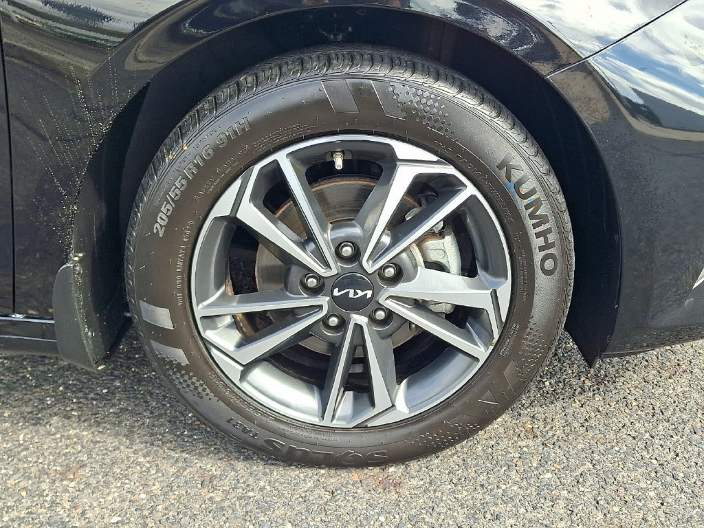 Used 2024 Kia Forte LXS w/ LXS Technology Package FWD image 11
