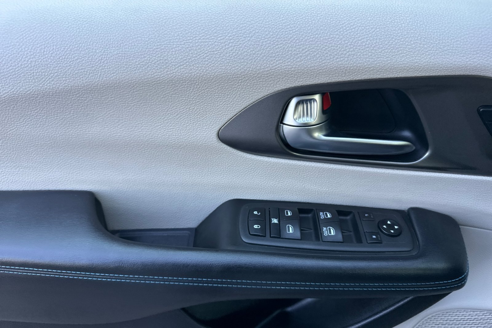 Used 2021 Chrysler Pacifica Touring-L FWD image 11