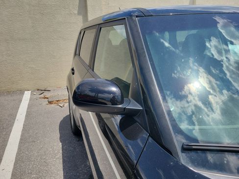 Used 2016 Kia Soul + FWD image 9