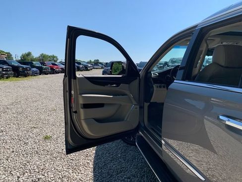 Used 2018 Cadillac Escalade Luxury AWD/4WD image 23