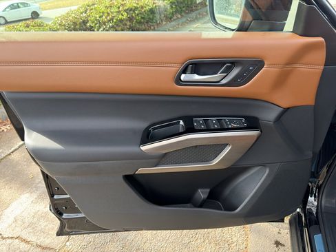 New 2025 Nissan Pathfinder Platinum image 17