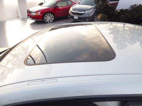 Used 2018 BMW 320i xDrive Sedan image 25