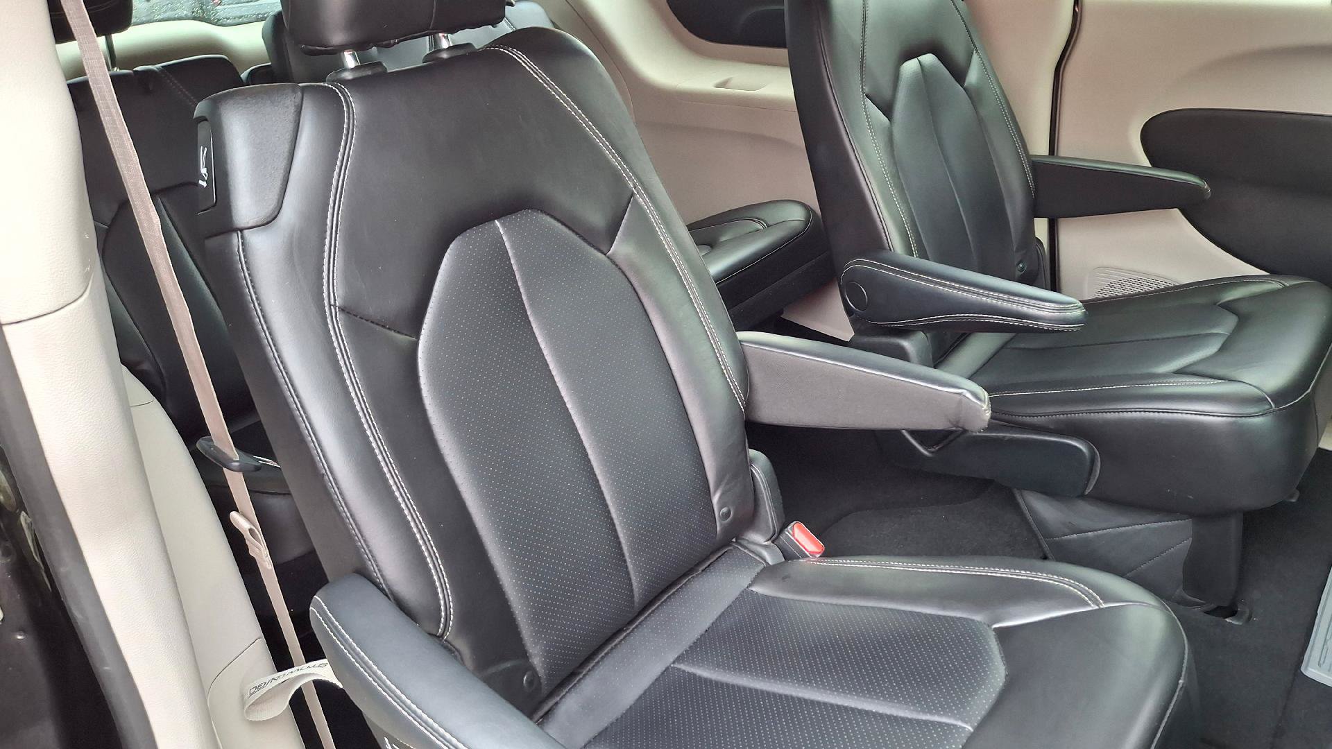 Used 2023 Chrysler Pacifica Touring-L FWD image 11