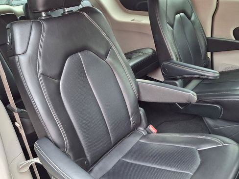 Used 2023 Chrysler Pacifica Touring-L FWD image 11