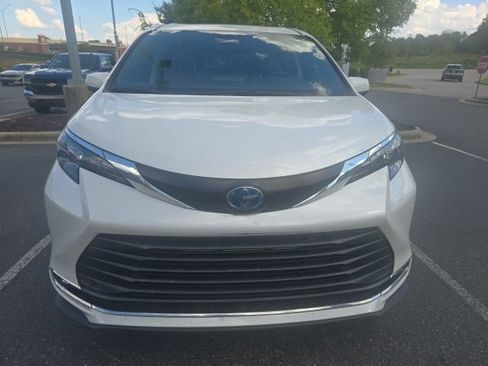Used 2024 Toyota Sienna XLE w/ XLE Plus Package FWD image 4