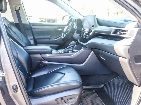 Used 2023 Toyota Highlander XLE AWD/4WD image 20