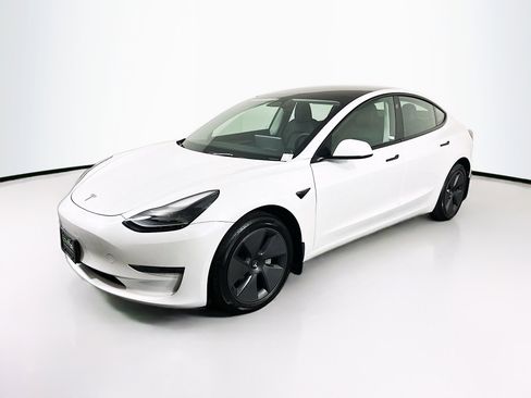 Used 2023 Tesla Model 3 Standard Range image 3