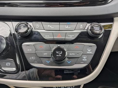 Used 2024 Chrysler Pacifica Touring-L FWD image 3
