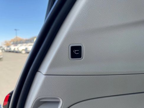 Used 2024 Chrysler Pacifica Select 4dr Mini Van image 9