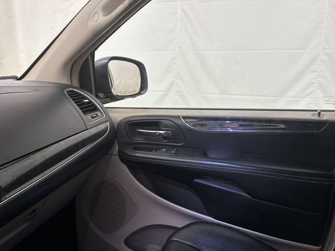 Used 2014 Chrysler Town & Country Touring FWD image 24