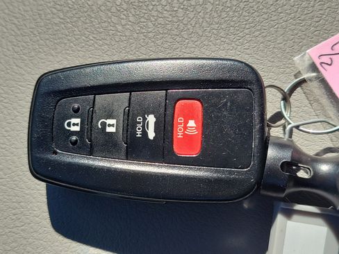 Used 2020 Toyota Camry SE image 3