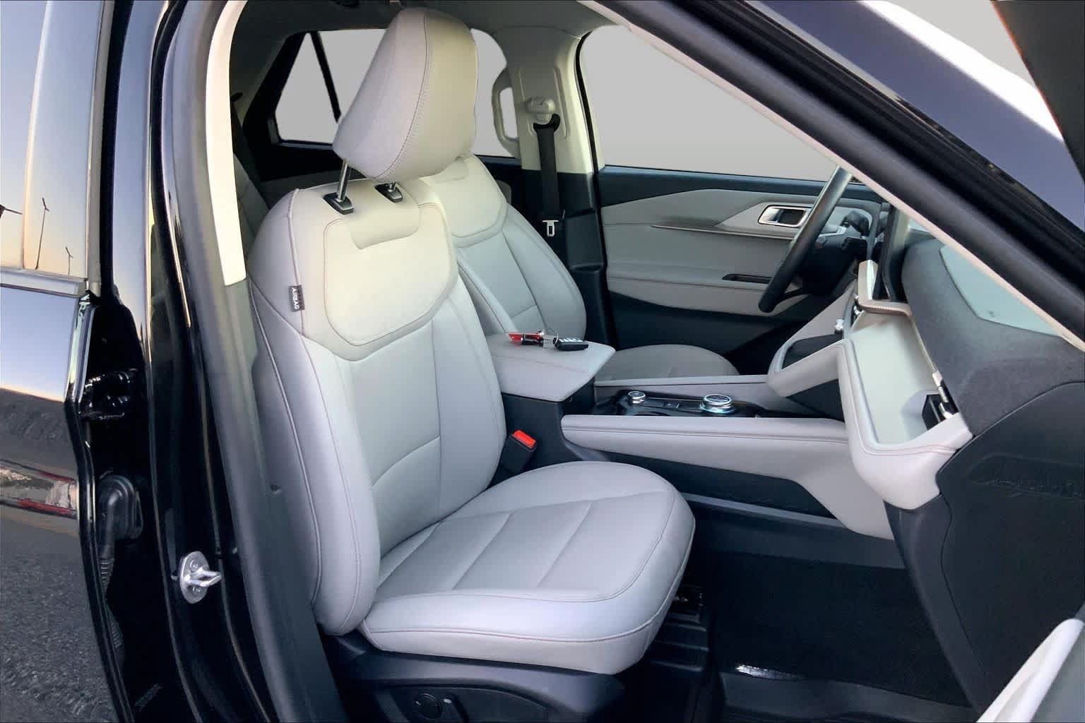 Certified 2025 Ford Explorer Active w/ Active Comfort Package RWD image 9