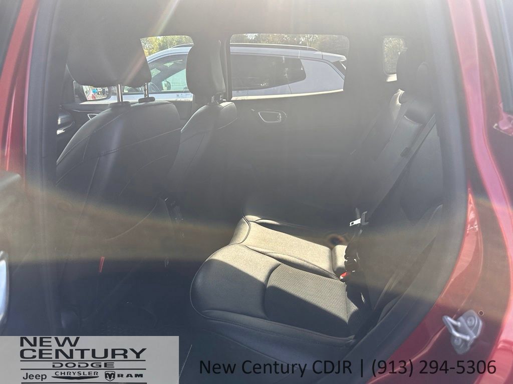 Used 2025 Jeep Compass Trailhawk AWD/4WD image 8
