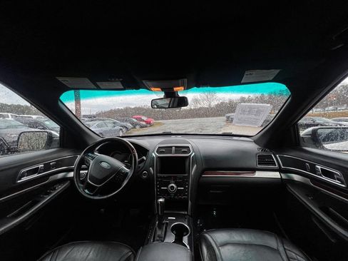 Used 2017 Ford Explorer Platinum image 12
