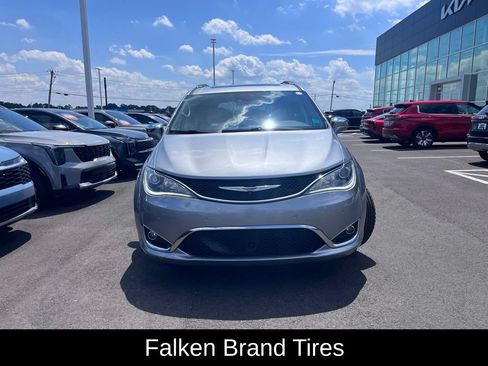 Used 2019 Chrysler Pacifica Limited w/ Tire & Wheel Group FWD image 8