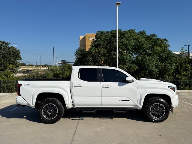 Used 2025 Toyota Tacoma TRD Sport AWD/4WD image 5