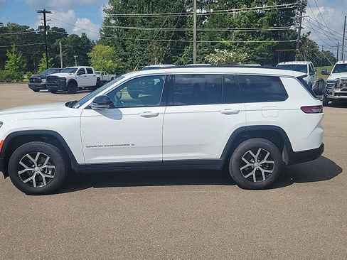 Certified 2025 Jeep Grand Cherokee L Limited w/ Luxury Tech Group II AWD/4WD image 2