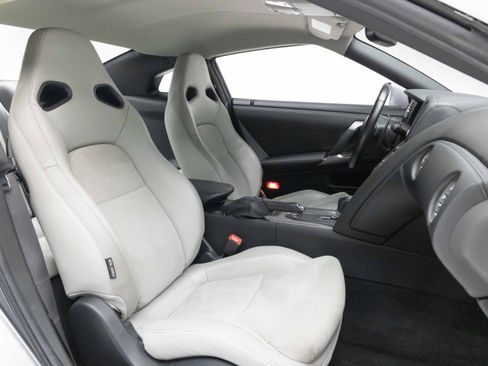 Used 2010 Nissan GT-R Premium AWD/4WD image 4