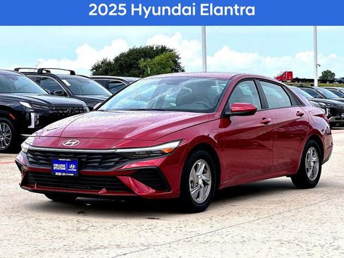 Used 2025 Hyundai Elantra SE image 3