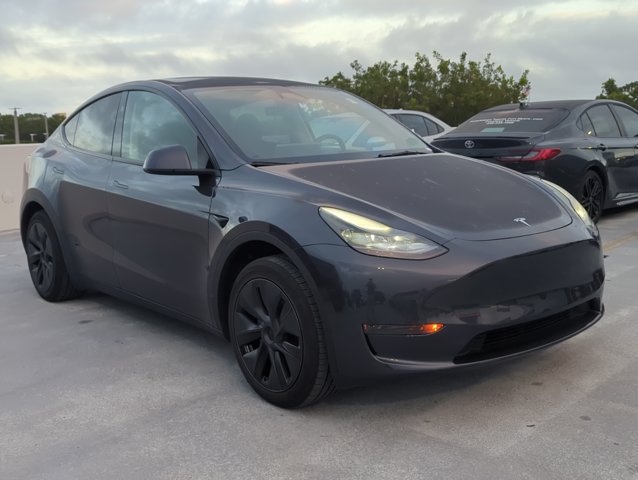 Used 2025 Tesla Model Y Long Range RWD image 3